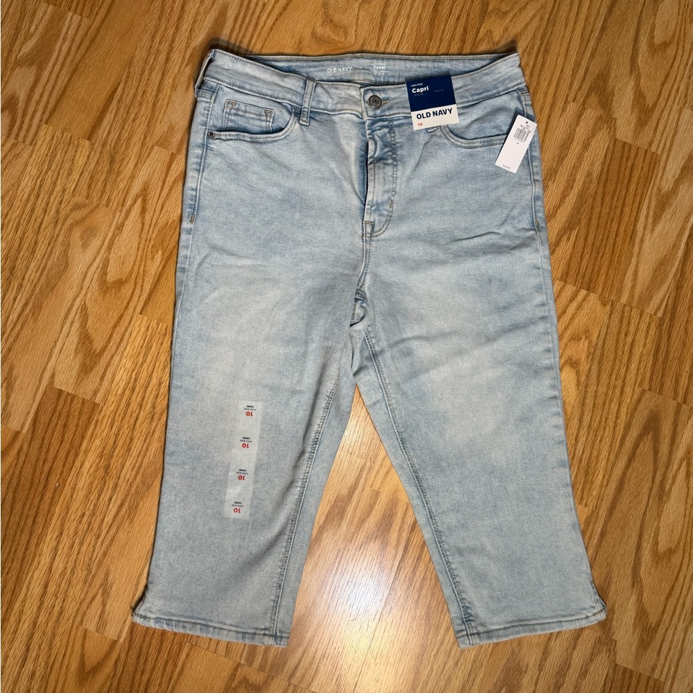 NWT Old Navy High-Rise Capri Jeans (Size 10, Secret-Smooth Pockets)